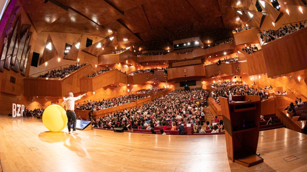 Imagen del auditorio desde el escenario durante una ponencia